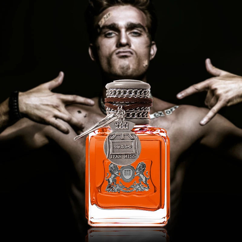 Flacon de parfum ambré Jean Miss devant modèle masculin tatoué