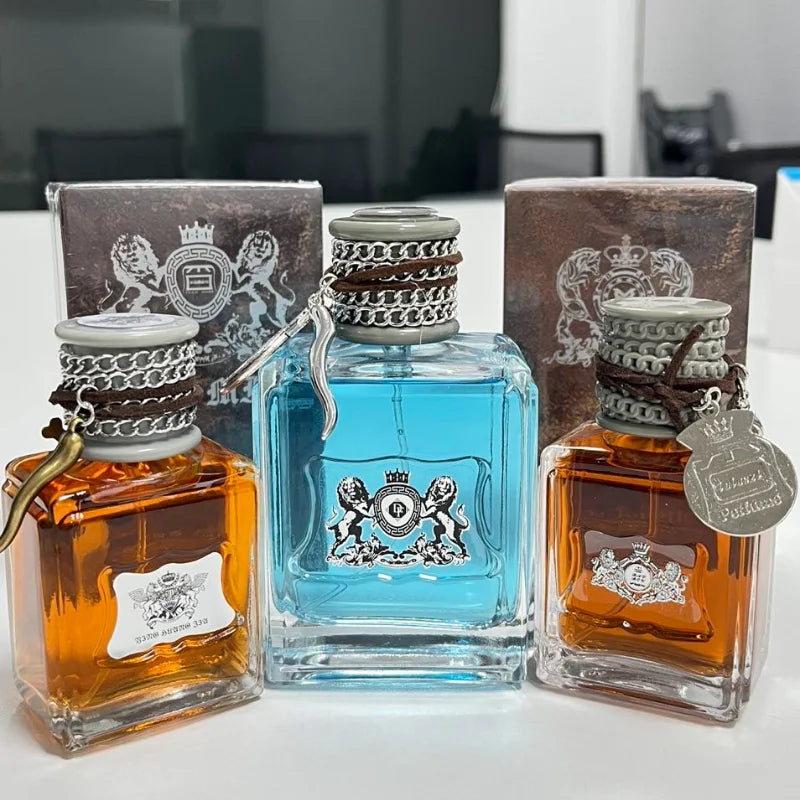 Trois flacons de parfum ambré et bleu à bouchons ornés avec coffrets