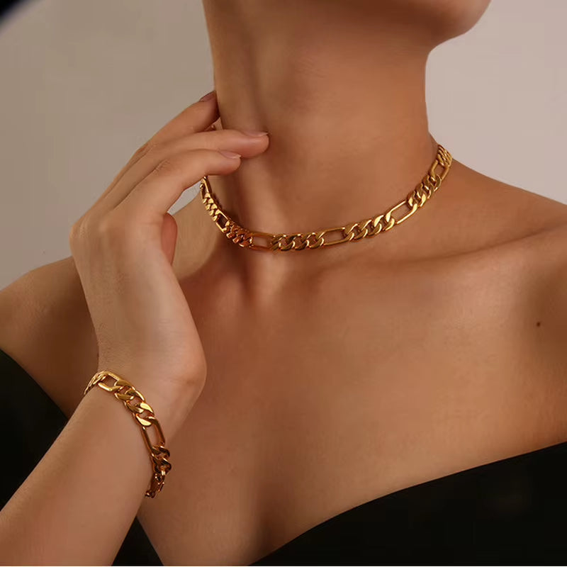 Modèle portant la chaîne cubaine dorée et le bracelet assorti