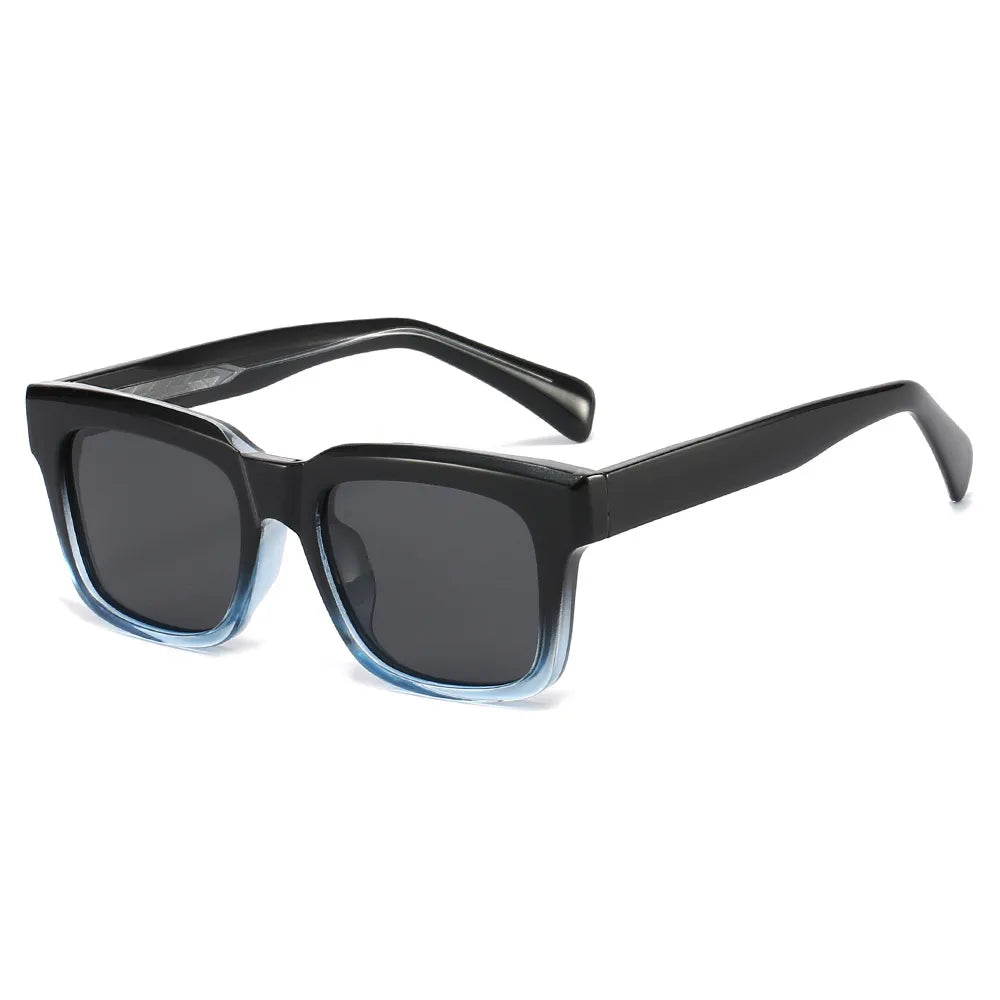 Lunettes carrées noires, verres polarisés — vue de trois quarts