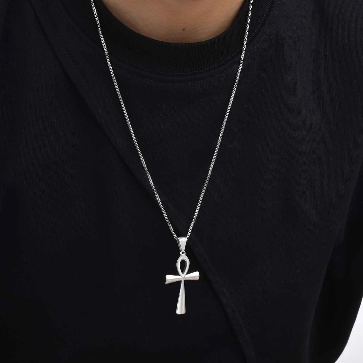 Pendentif croix noire en acier inoxydable PVD, vue de face