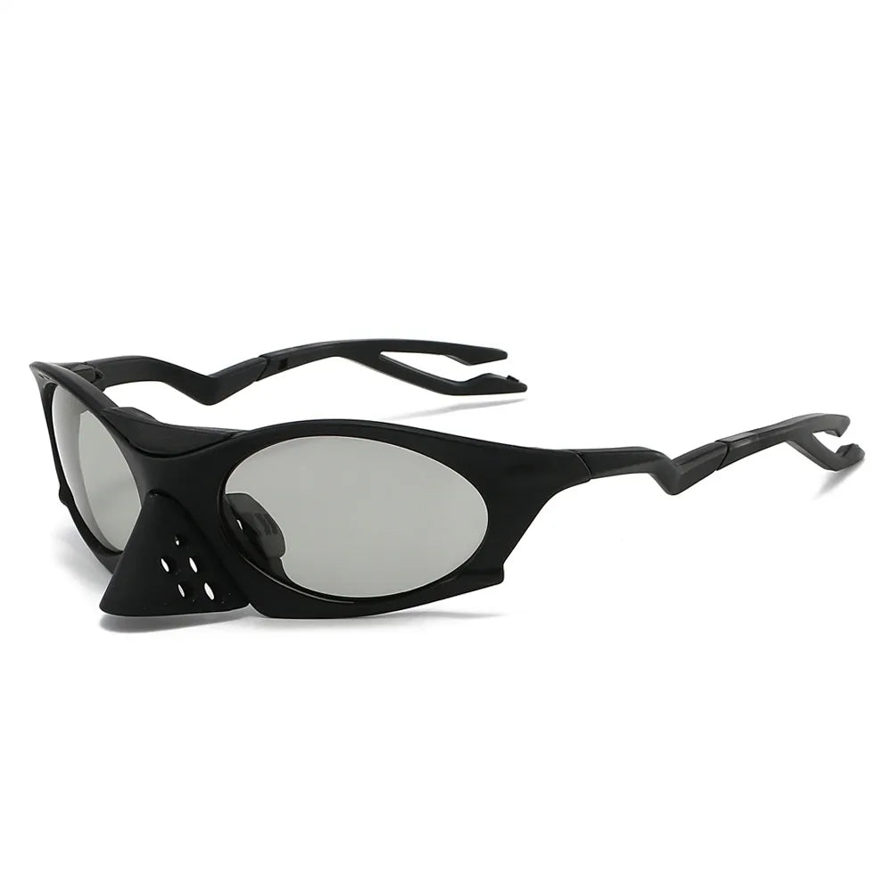 Lunettes de sport noires, verres polarisés — vue de trois quarts
